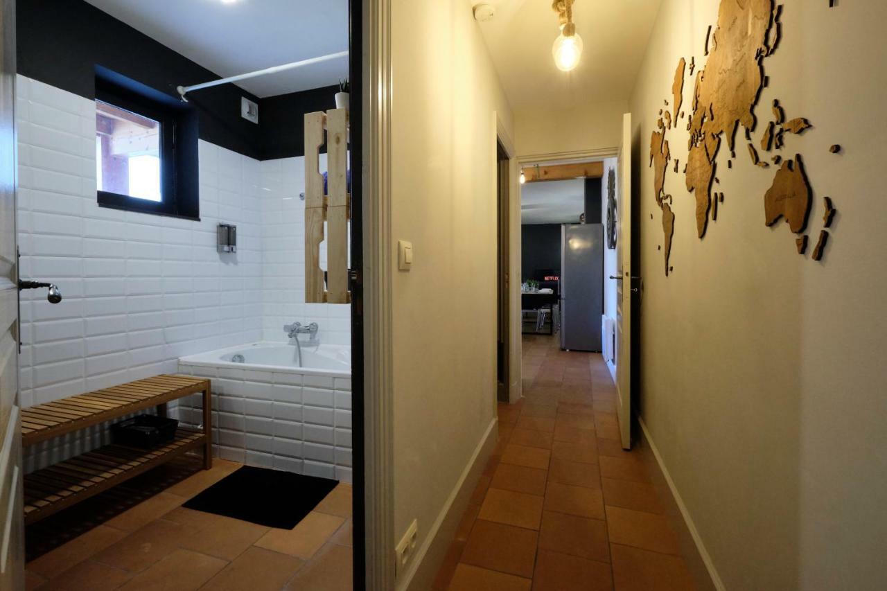 Mélina - appartement dans les remparts de la Bastide avec parking et terrasse Carcassonne Esterno foto